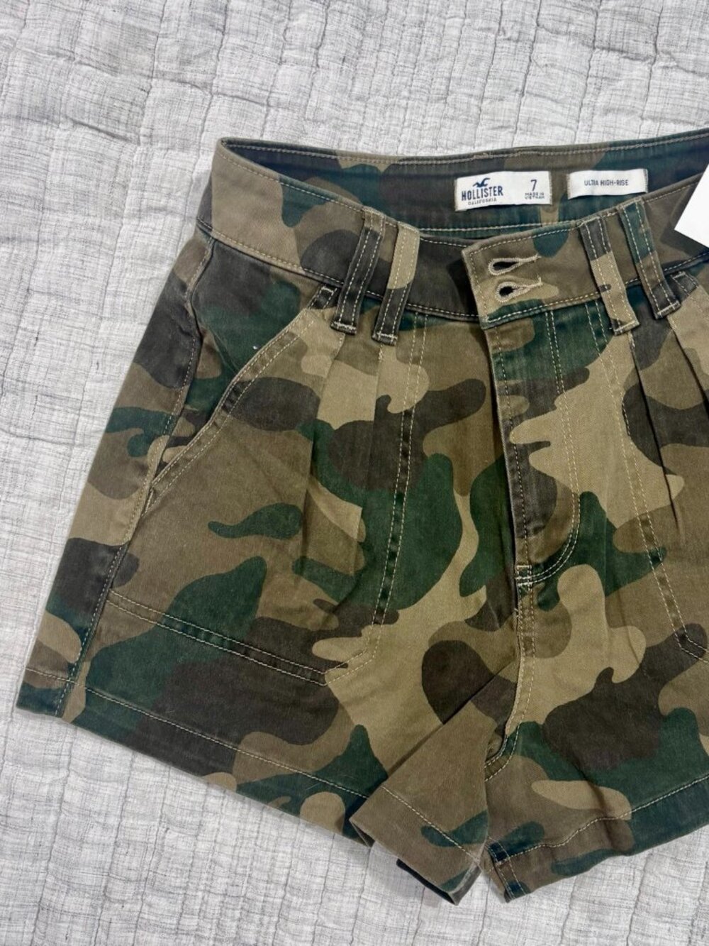 Hollister Ultra High-Rise Camo Shorts Women's Size 7 NWT Pleated Front